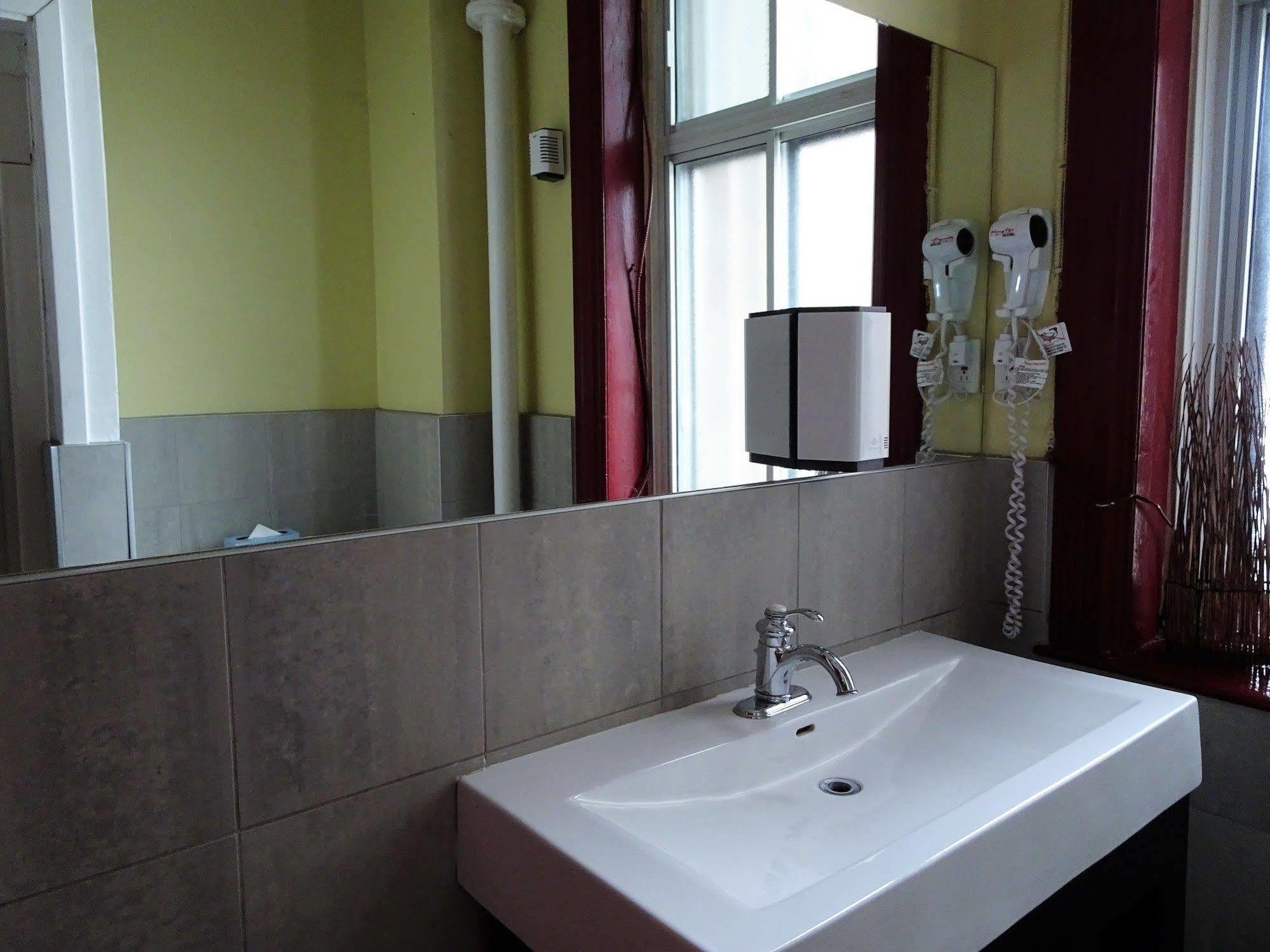 Hotel Abri Du Voyageur Μόντρεαλ Εξωτερικό φωτογραφία